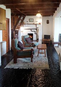 Le salon dans le cottage traditionnel avec cheminée